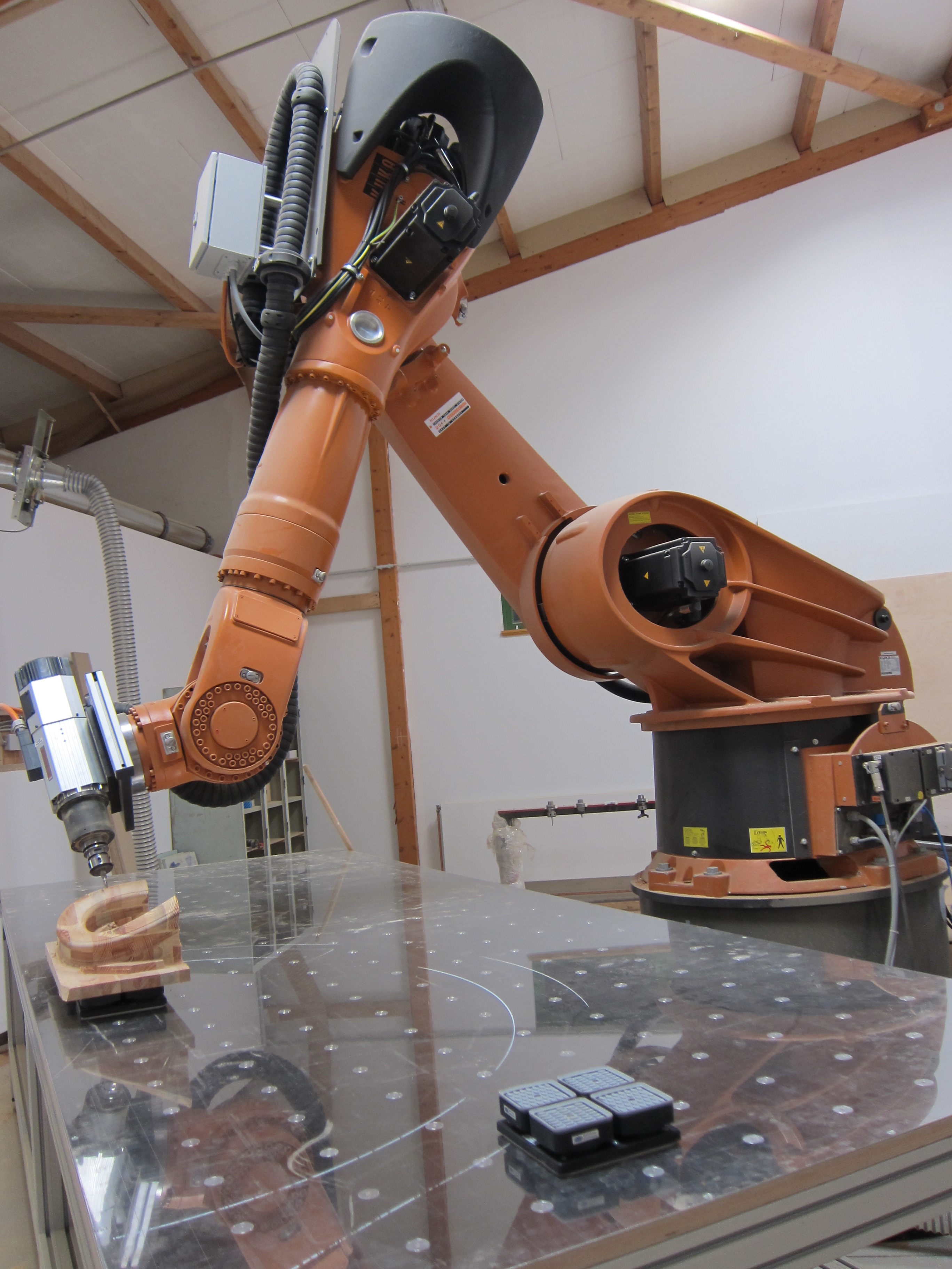 Der Gelenkarm-Roboter bei der Arbeit