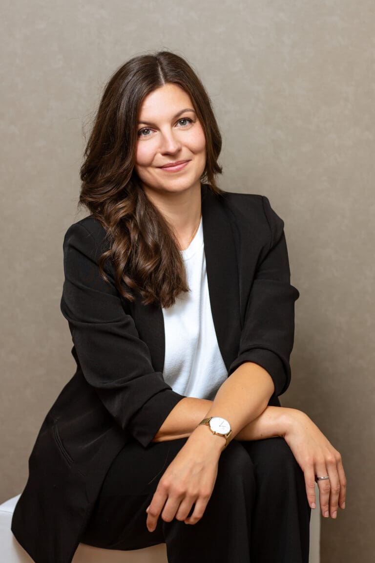 Laura Schwarz – Projektmanagerin für Forschungsförderung und Finanzierung, Wirtschaftsjuristin (LL.M.) mit Expertise in EU-Förderprogrammen und internationalen Kooperationen.